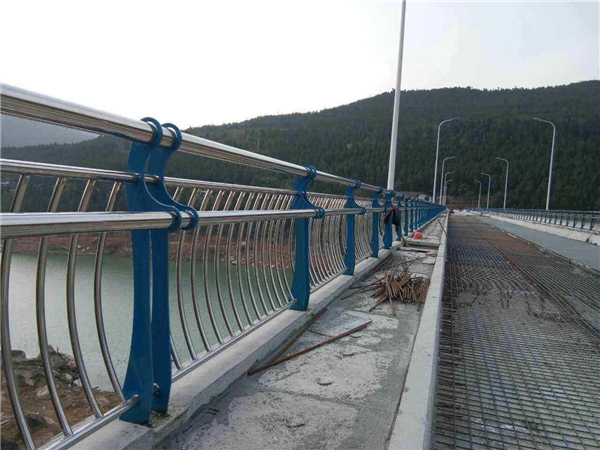 广州不锈钢桥梁护栏的特点及其在桥梁安全中的重要作用