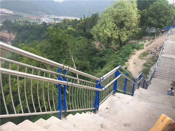 广州不锈钢复合管护栏的特点与优势