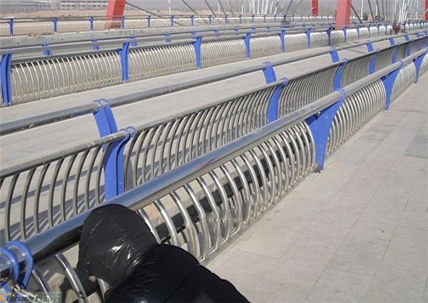 广州不锈钢复合管护栏一种安全而耐用的防护解决方案