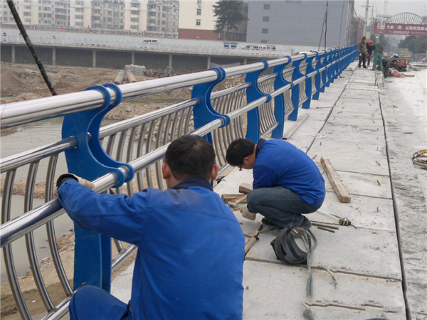 广州不锈钢河道护栏的特性及其在城市景观中的应用