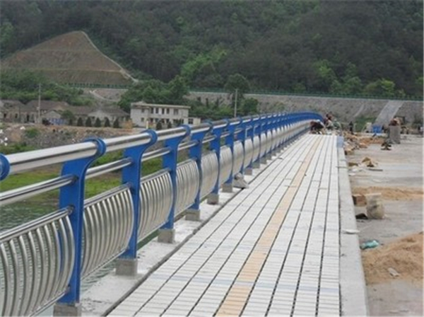 广州不锈钢桥梁护栏的特性及其在现代建筑中的应用